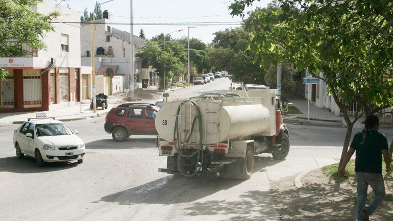 Los camiones salen a cada rato de los cargaderos rumbo a los barrios en los que falta el agua o hay baja presión.