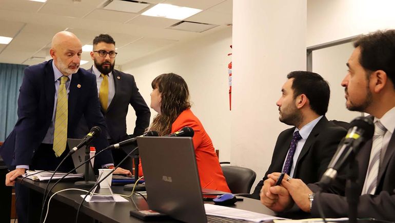 Los fiscales Pablo Vignaroli y Juan Manuel Narváez, en la previa a la audiencia con la defensora oficial Carolina Johansen.