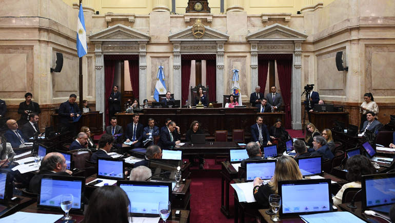Los senadores aumentarán sus dietas 