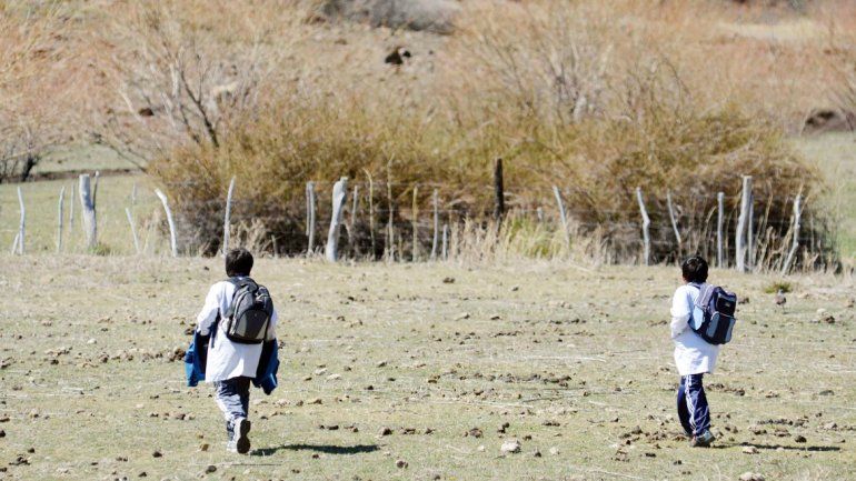 Los niños de los parajes cruzan grandes distancias para estudiar. Si no los llevan