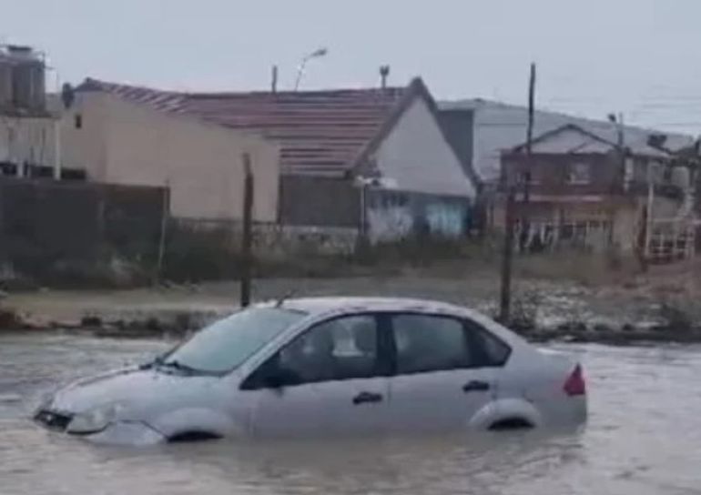 El agua anegó numerosos barrios de Comodoro Rivadavia. El agua anegó numerosos barrios de Comodoro Rivadavia.