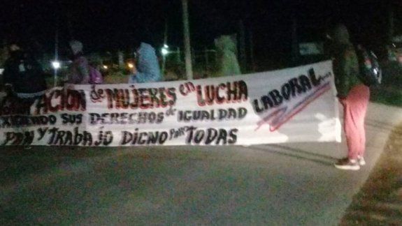 Mujeres desocupadas cortan el tránsito en la Ruta 22 en Cutral Co