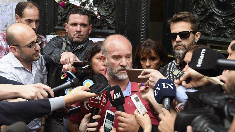 El hermano de Santiago dio la noticia en la puerta de la morgue judicial.