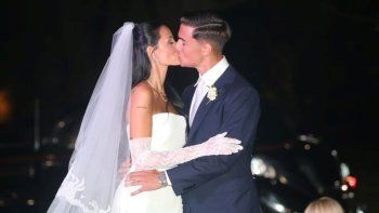 Oriana Sabatini y Paulo Dybala mostraron fotos inéditas de su boda al festejar sus 2 años de casados. Oriana Sabatini y Paulo Dybala mostraron fotos inéditas de su boda al festejar sus 2 años de casados.