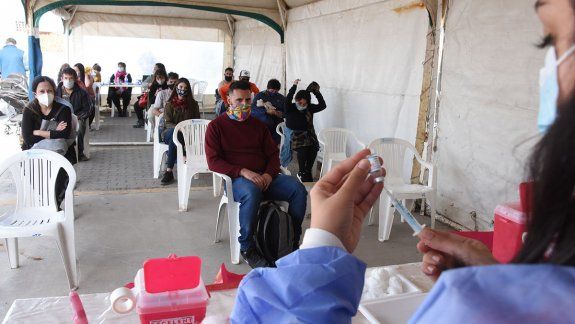 Cientos de neuquinos fueron a la feria de la Legislatura a vacunarse