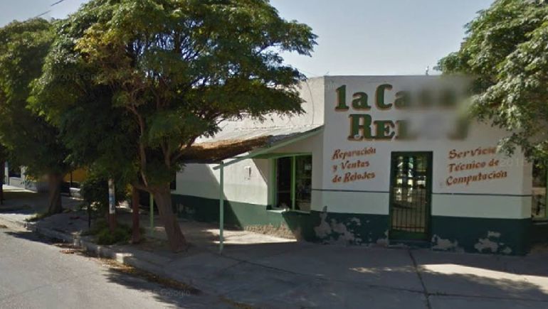 Lagrimita atracó anoche una tradicional relojería de Centenario.