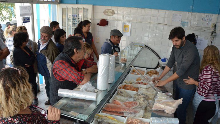 Hubo colas para comprar pescado en Semana Santa