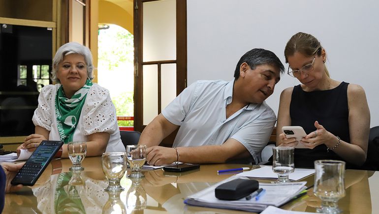 ATE estuvo casi tres horas en la reunión con el gobierno. ATE estuvo casi tres horas en la reunión con el gobierno.