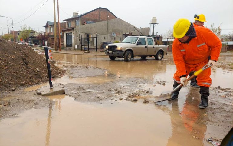 El jueves negro de la lluvia: el día más crudo del alerta y el operativo que no le dio tregua al agua en Zapala