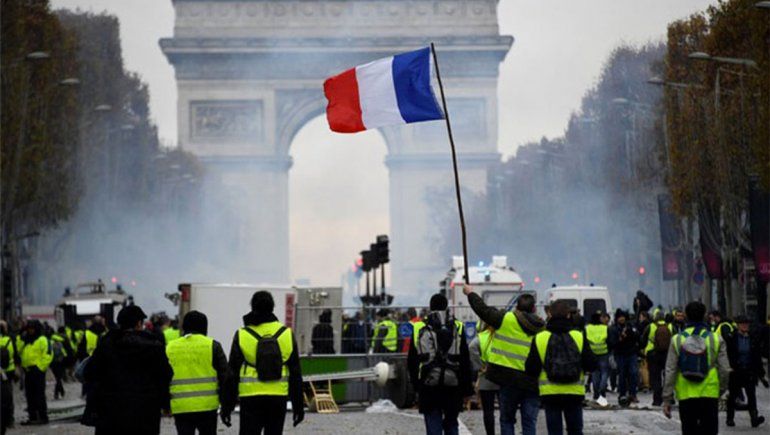 Pese a la pandemia, chalecos amarillos marcharon en París