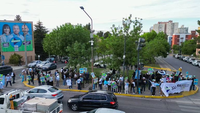 La Neuquinidad en una actividad de cierre en la calle junto a los candidatos de la alianza política del gobernador Rolando Figueroa. La Neuquinidad en una actividad de cierre en la calle junto a los candidatos de la alianza política del gobernador Rolando Figueroa.