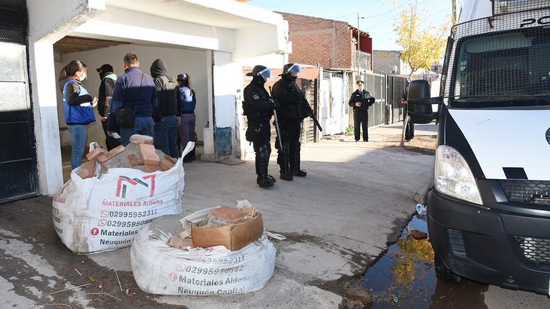 Allanan una casa por violencia de género y encuentran billetes falsos