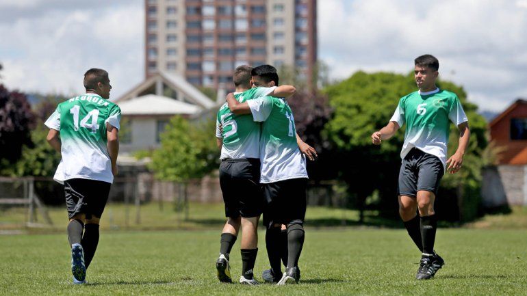 Neuquén consiguió dos Oro en natación y triunfos en fútbol y voley