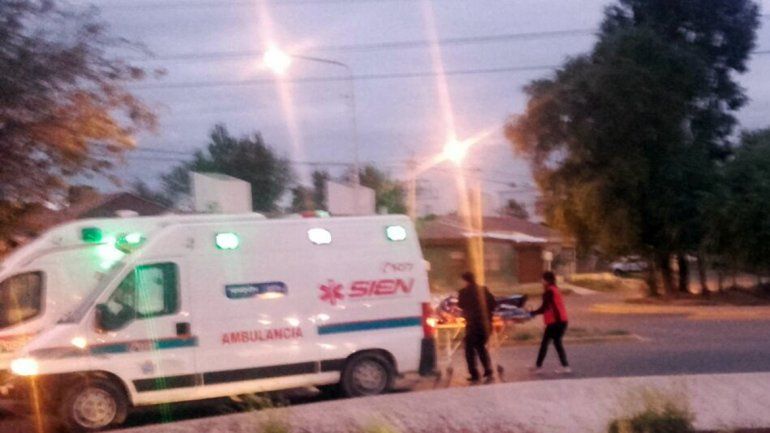 Dos jóvenes heridos tras chocar contra un poste de luz