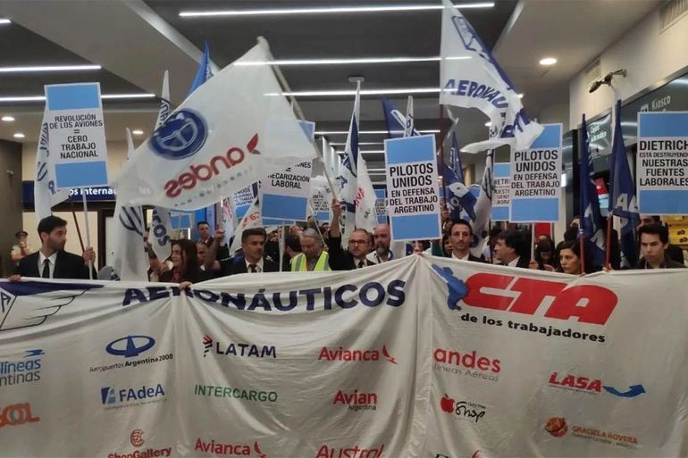 El paro de pilotos de Aerolíneas Argentinas está previsto para este miércoles desde las 12 del mediodía. El paro de pilotos de Aerolíneas Argentinas está previsto para este miércoles desde las 12 del mediodía.