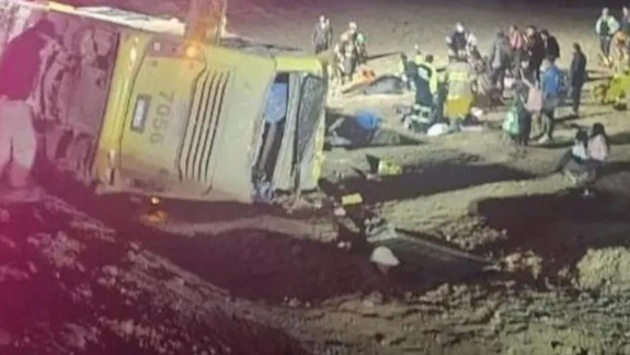 El colectivo argentino terminó siniestrado. Hubo cuatro muertos