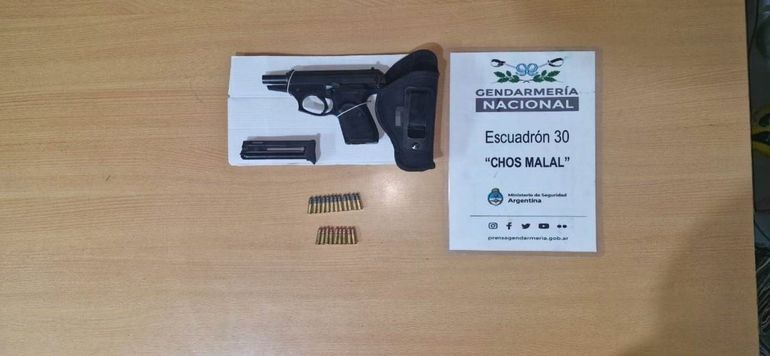 Además de la droga, en la mochila descartada Gendarmería halló una pistola, 21 municiones, una máquina para contar billetes y dinero en efectivo. Además de la droga, en la mochila descartada Gendarmería halló una pistola, 21 municiones, una máquina para contar billetes y dinero en efectivo.