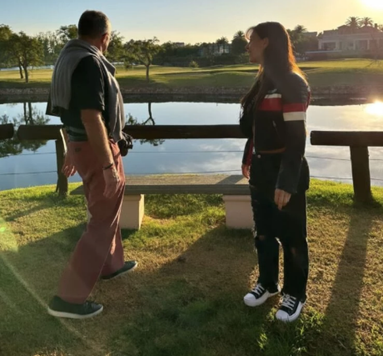 Sol Pérez junto a su suegro en el hotel donde se casará.