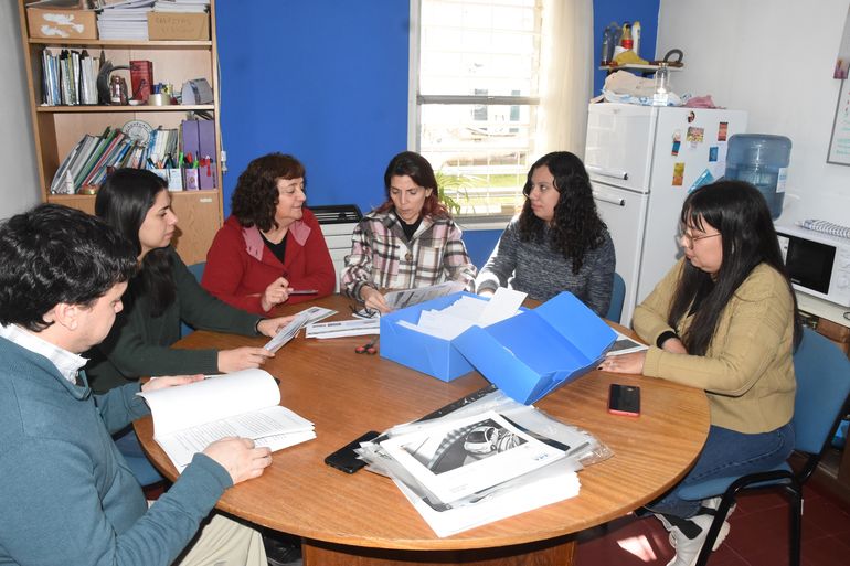 El equipo psicosocial integrado por por psicólogos, psicopedagogos y licenciadas en servicio social cumplen un rol importante en la asistencia y acompañamiento de los estudiantes a lo largo de su trayectoria en la Universidad Nacional del Comahue. El equipo psicosocial integrado por por psicólogos, psicopedagogos y licenciadas en servicio social cumplen un rol importante en la asistencia y acompañamiento de los estudiantes a lo largo de su trayectoria en la Universidad Nacional del Comahue.