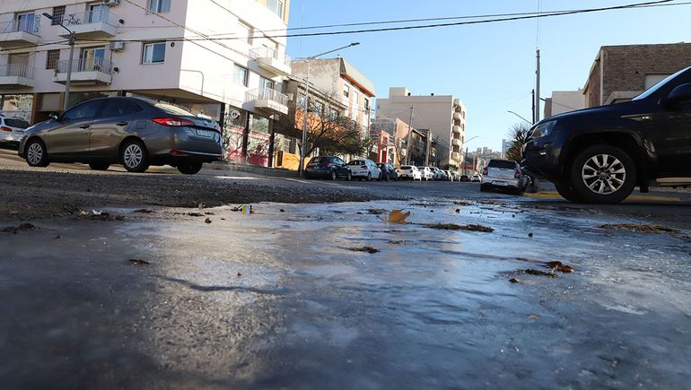 El drama en medio de la ola polar en Neuquén: ¿Cuánto sale reparar un caño de agua quebrado?