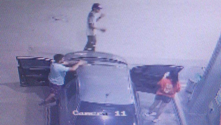 Se fueron sin pagar y el playero intentó detenerlos. Foto: Gentileza móvil Rigo. Se fueron sin pagar y el playero intentó detenerlos. Foto: Gentileza móvil Rigo.