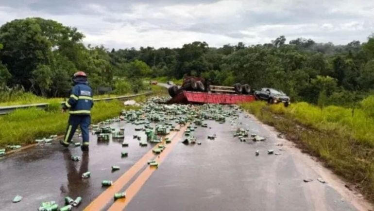 El camión protagonizó un vuelco en Misiones y lo saquearon