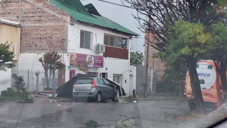 Se voló un techo por el viento y cayó arriba de un auto