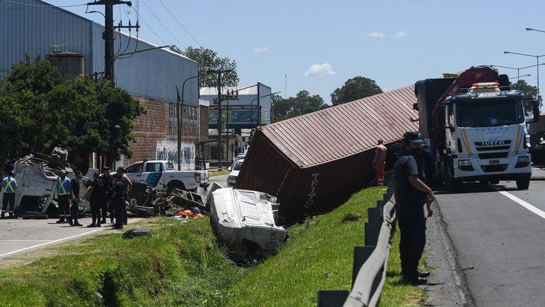 Espectacular choque de dos camiones en la autopista Panamericana