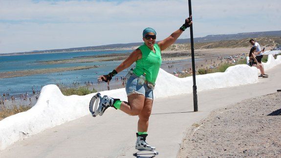 Neuquina cautivó Las Grutas con el kangoo jumps