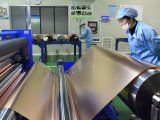 FOTO DE ARCHIVO. Empleados trabajan en una línea de producción de láminas de cobre utilizadas para baterías de litio, en una planta de Tongling Nonferrous Metals Group, en Tongling, provincia de Anhui
