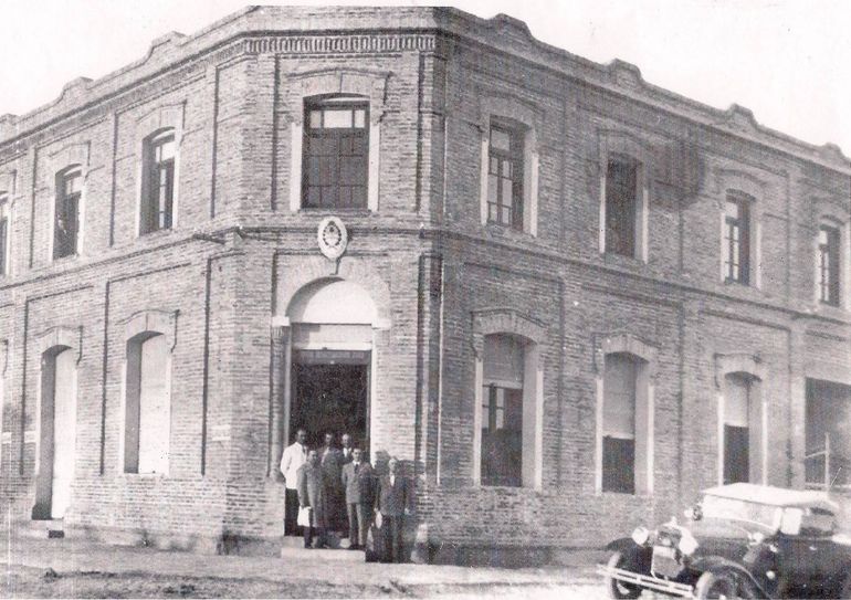 Casa de flia. Garrido, Olascoaga esquina Perito Moreno. Fue sucursal del Correo Argentino.