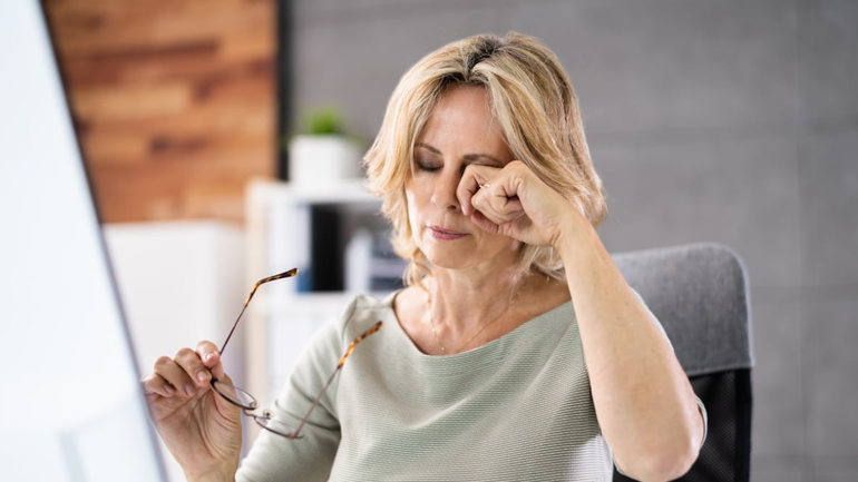 Médicos alertan de las graves consecuencias de presionar el globo ocular al &nbsp;rascarse los ojos