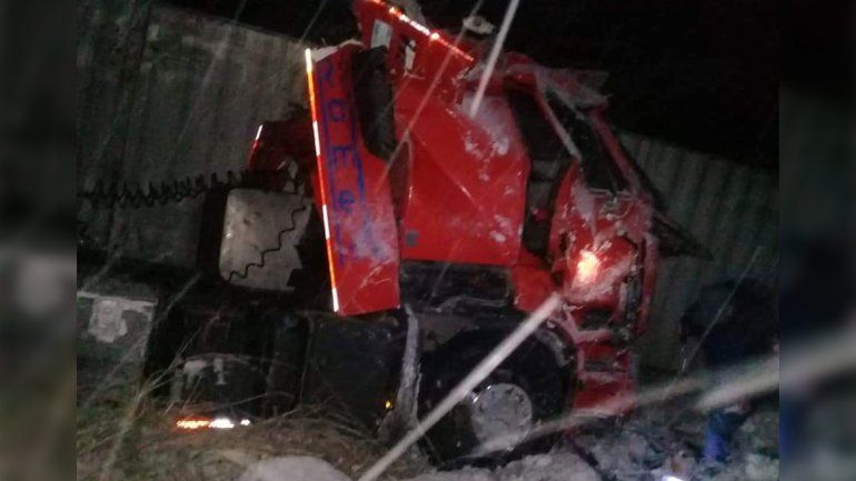 Por el hielo, un camión desbarrancó en Pino Hachado
