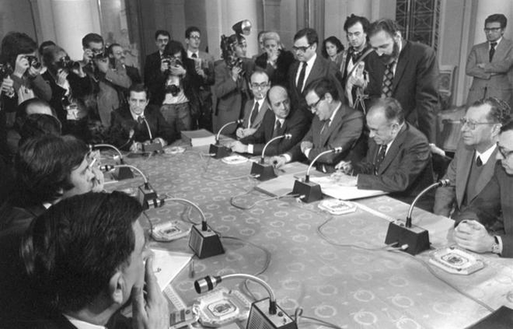 Entre el 8 y el 21 de octubre de 1977, 30 dirigentes de todos los grupos con representación parlamentaria se reunieron en La Moncloa, por iniciativa del vicepresidente económico, el profesor Fuentes Quintana, para sellar un acuerdo que impulsara la Transición y permitiera una salida consensuada a la recesión. Foto: archivo EFE. Entre el 8 y el 21 de octubre de 1977, 30 dirigentes de todos los grupos con representación parlamentaria se reunieron en La Moncloa, por iniciativa del vicepresidente económico, el profesor Fuentes Quintana, para sellar un acuerdo que impulsara la Transición y permitiera una salida consensuada a la recesión. Foto: archivo EFE.