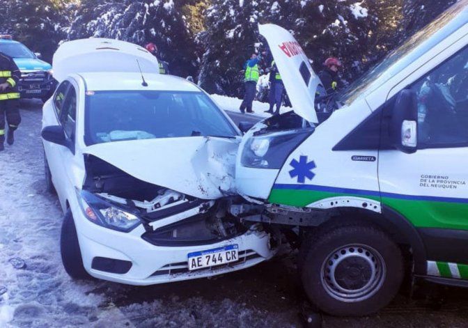 Turistas chocaron contra una ambulancia por culpa del hielo