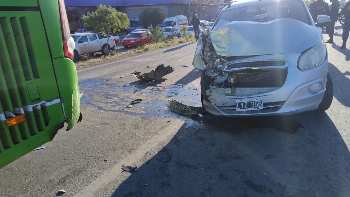 Choque entre un colectivo y un auto causó caos en la Avenida Mosconi