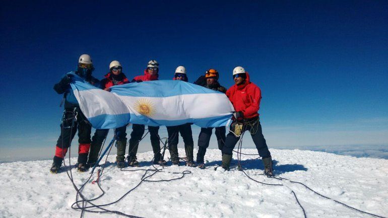 Cursantes de Gendarmería hicieron cumbre en el volcán Lanín