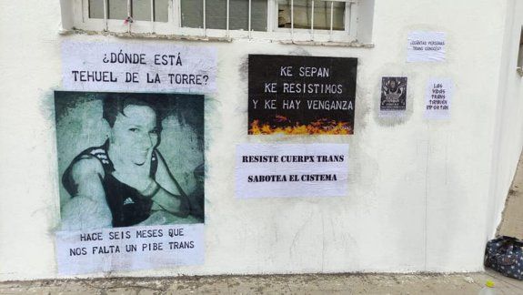 Detuvieron a tres jóvenes que pegaban carteles por Tehuel