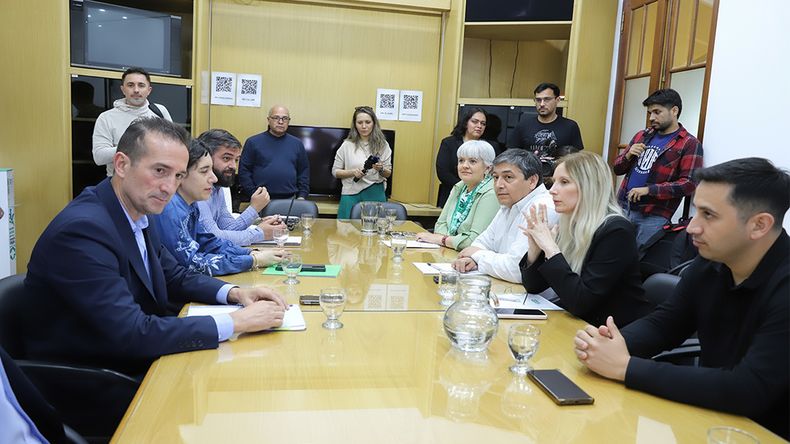 La mesa de negociación con ATE: Jorge Tobares, Joni Gandi, Carlos Quintriqueo y María José García Crespo. | LM Neuquen La mesa de negociación con ATE: Jorge Tobares, Joni Gandi, Carlos Quintriqueo y María José García Crespo.