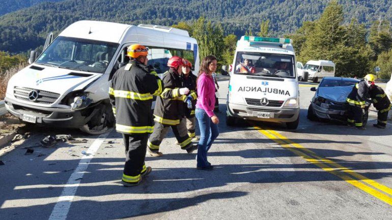 Una combi de turismo y un Renault Logan impactaron en la curva próxima al puente de Ruca Malén.