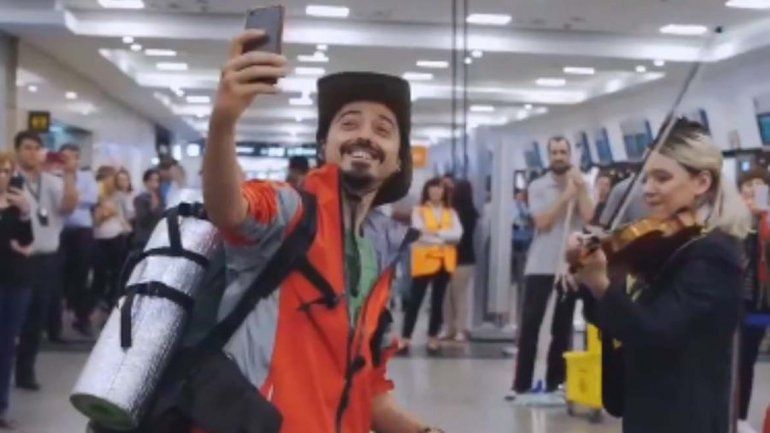 Hacían el check-in para viajar y los sorprendió la música