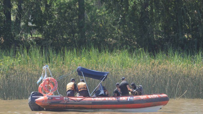 Buscan al joven que se tiró al río desde un barco fiesta