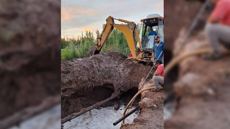 El caño roto en el sector de chacras de Centenario. El caño roto en el sector de chacras de Centenario.