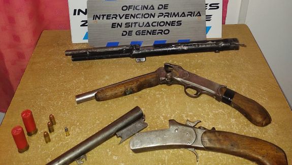 Le allanaron la casa por violento y tenía dos escopetas