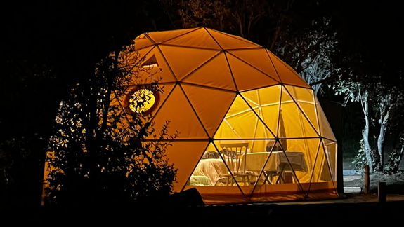 La experiencia de glamping en Villa Pehuenia: domos a orillas del lago o inmersos en el bosque patagónico