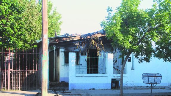 El incendio y los posteriores fallecimientos causaron gran consternación en los vecinos del barrio, que coparon las calles durante la madrugada.