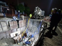 Los operarios de la cooperativa de Trelew trabajaron ininterrumpidamente día y noche para reparar la avería en un caño que estaba a 8 metros de profundidad. Los operarios de la cooperativa de Trelew trabajaron ininterrumpidamente día y noche para reparar la avería en un caño que estaba a 8 metros de profundidad.