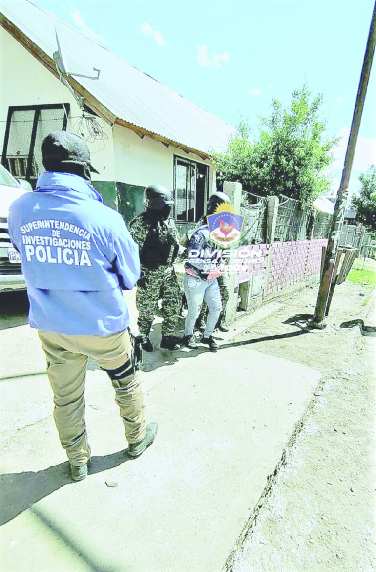 La Policía neuquina allanó un kiosco narco en San Martín de los Andes. La Policía neuquina allanó un kiosco narco en San Martín de los Andes.