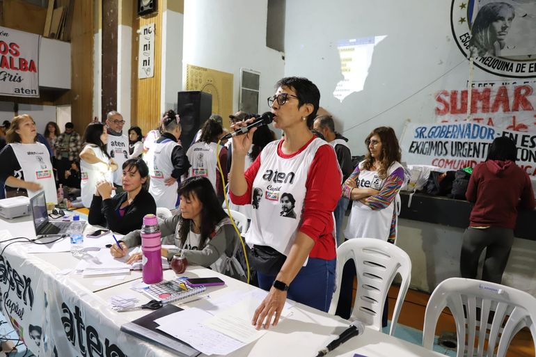 Angélica Lagunas convocó a un paro para el 5 de noviembre en el inicio de la mesa de negociación salarial con el gobienro. Angélica Lagunas convocó a un paro para el 5 de noviembre en el inicio de la mesa de negociación salarial con el gobienro.