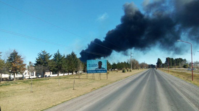 Se incendiaron tachos de combustible y el humo negro invadió El Chañar